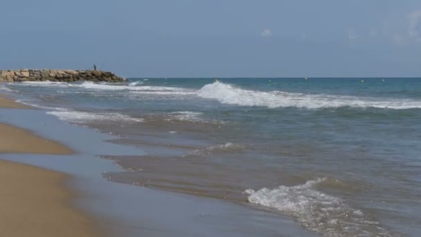 Τα κύματα της θάλασσας είναι το τροχαίο σε μια παραλία με άμμο σε αργή κίνηση — Αρχείο Βίντεο