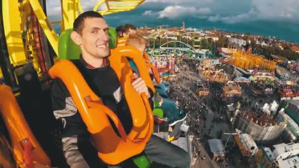 Emberek ülnek a Sky Tower attrakció a szabadesés esik le, a Oktoberfest. Bavaria. — Stock videók