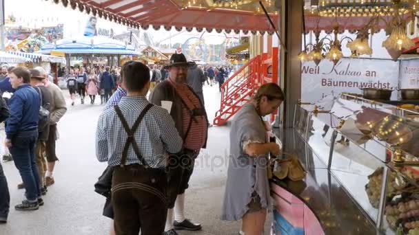 La gente camina por la calle central del festival Oktoberfest. Baviera, Alemania — Vídeos de Stock