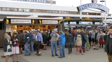 İnsan kalabalığı Oktoberfest festival merkezi cadde boyunca yürüyüş. Bavyera, Almanya