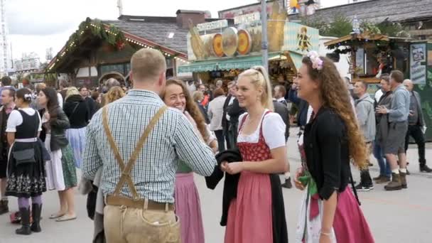 在慕尼黑啤酒节的街道上, 穿着巴伐利亚衣服的妇女。巴伐利亚, 慢动作 — 图库视频影像