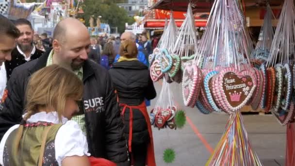 Палатка с традиционным пряничным сердцем, сформированным на фестивале Октоберфест, Бавария, Германия — стоковое видео