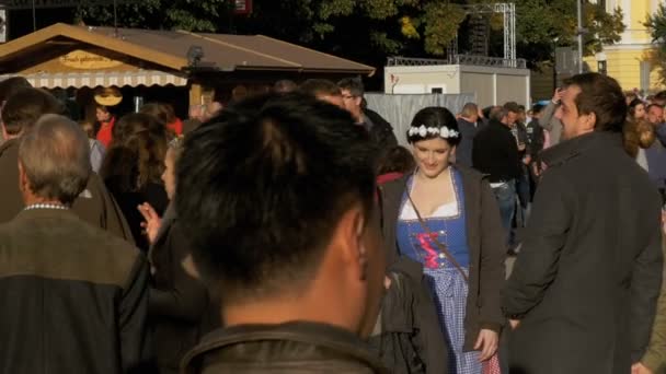 Gente con trajes nacionales bávaros en la calle del festival Oktoberfest. Baviera, cámara lenta — Vídeos de Stock