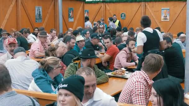 Lidé oslava Oktoberfestu v velké pivní bar na ulici. Bavorsko, Německo — Stock video