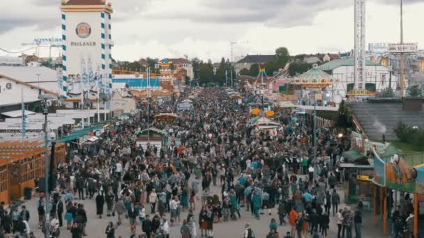 Вид сверху на толпу на центральной улице во время феста. Бавария, Германия — стоковое видео