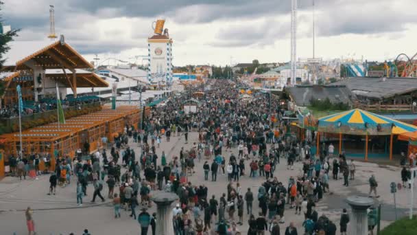 Ovanifrån av publiken på centrala gatan i Oktoberfest. Bayern, Tyskland — Stockvideo