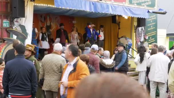 Atracciones en tiendas de campaña en el festival Oktoberfest. Munich, Alemania — Vídeos de Stock