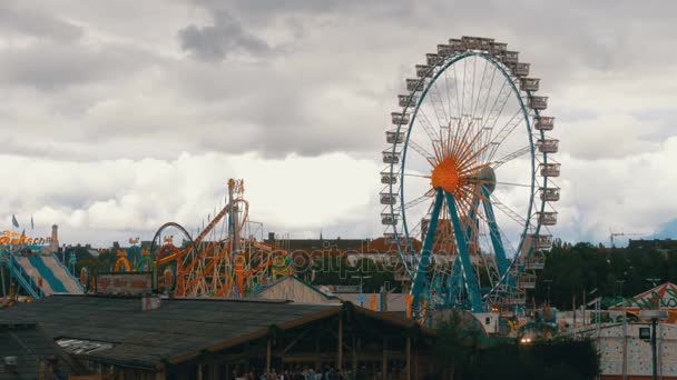 La rueda de la fortuna gira en el festival Oktoberfest. Baviera, Alemania — Vídeo de stock