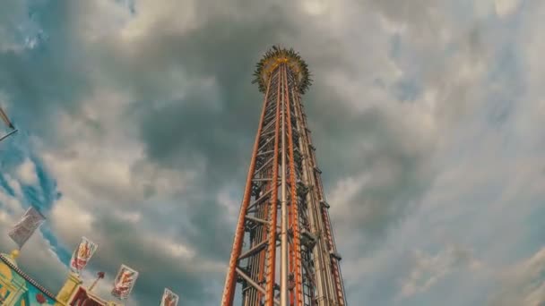Światy najwyższych atrakcja przenośnych upuść Sky Tower upadek na Oktoberfest. Bawaria — Wideo stockowe