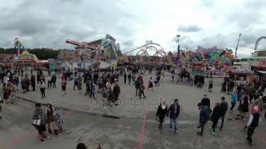 Oktoberfest bira Festivali merkezi cadde boyunca yürüyüş insanlar. Münih, Almanya