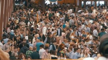 Büyük bira çadırda Oktoberfest kutlamaları. Bavyera, Almanya