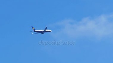 Yolcu uçak uçan mavi gökyüzünde az kaldı