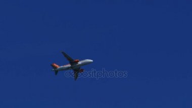 Yolcu uçak uçan mavi gökyüzünde az kaldı