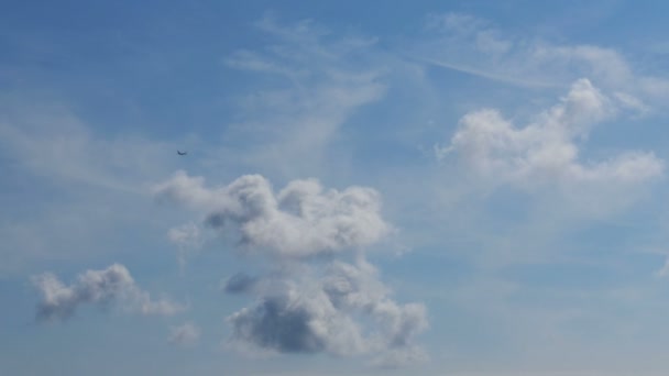 Het vliegtuig van de passagier is ver vliegen in de blauwe hemel boven de wolken — Stockvideo