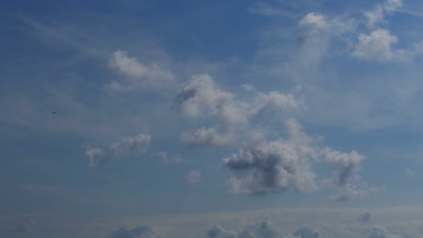O avião de passageiros está voando muito no céu azul acima das nuvens — Vídeo de Stock