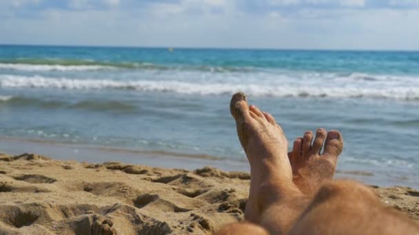 Jambes Dhomme Couché Sur La Plage Près De La Mer Pov Slow Motion