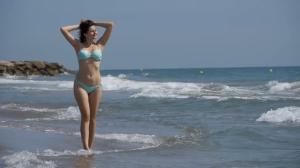 Junges Mädchen läuft in Zeitlupe am Strand der Meeresküste entlang — Stockvideo