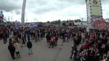 Kamera, Oktoberfest festivalinin merkez caddesindeki Kalabalık 'tan hareket ediyor. Bavyera, Almanya