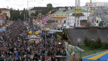Oktoberfest Merkezi sokakta üstten görünüm kalabalık. Bavyera, Almanya