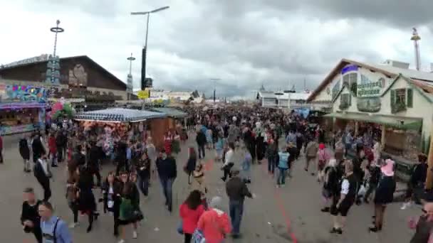 Камера движется с высоты толпы людей на центральной улице Октоберфеста. Бавария, время перемен — стоковое видео