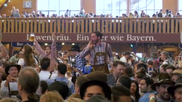 Празднование Октоберфеста в большой пивной палатке. Бавария, Германия — стоковое видео