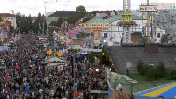Vue de dessus de la foule sur la rue centrale à Oktoberfest. Bavière, Allemagne — Video