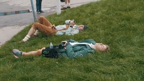 Betrunkene liegen auf dem Rasen neben der Bayern-Statue beim Oktoberfest. Bayern, Deutschland — Stockvideo