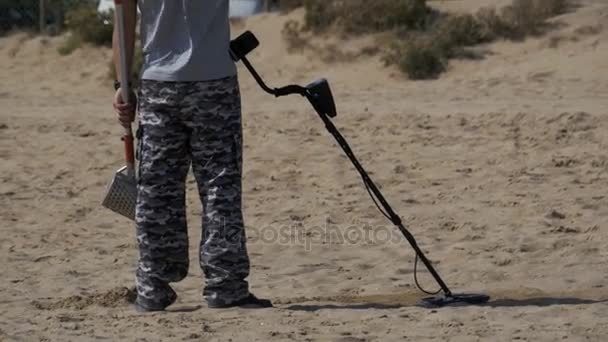 Man with a Metal Detector Berjalan sepanjang Sandy Beach di pantai — Stok Video