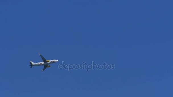 El avión vuela lejos en el cielo azul. Moción lenta — Vídeos de Stock