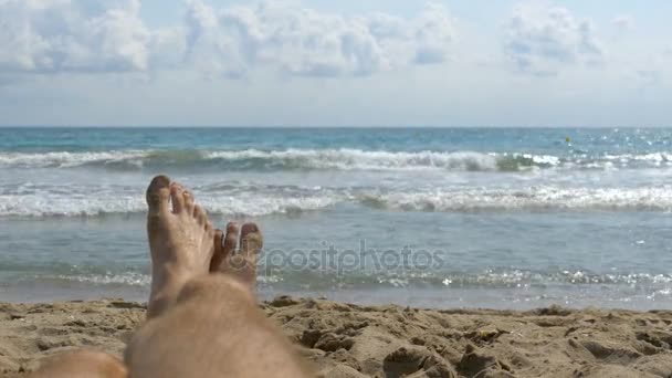 Ben av mannen liggande på stranden nära havet, Pov — Stockvideo