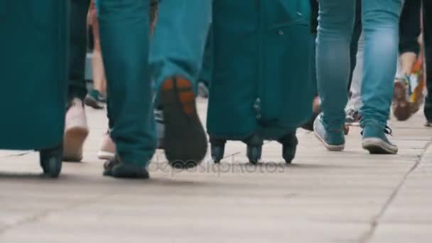 Fötter av skara människor som gick på gatan — Stockvideo