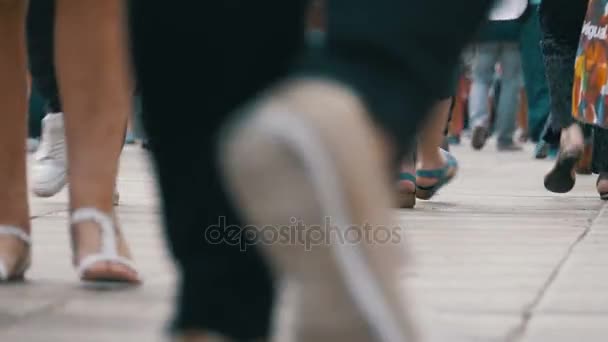 Ноги натовпу людей ходять вулицею — стокове відео