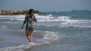 Genç kız ağır çekimde Deniz Sahil plaj boyunca yürür
