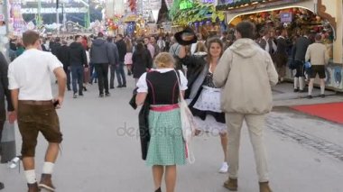 İnsanlar sokakta Oktoberfest Festival Ulusal Bavyera elbiseli. Bavaria, ağır çekim