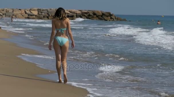 Сексуальная девушка в купальнике бегает вдоль морского берега на пляже в Slow Motion — стоковое видео