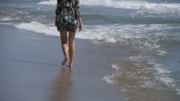 Flicka i baddräkt löper längs havsstranden vid stranden i Slow Motion — Stockvideo