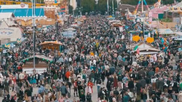 Vista superior de la multitud en la calle central en Oktoberfest. Baviera, Alemania — Vídeos de Stock