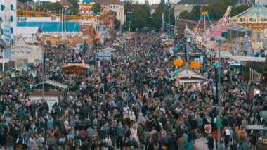 Üstten Görünüm Oktoberfest Merkezi sokakta insanların kalabalık üzerinde. Bavyera, Almanya