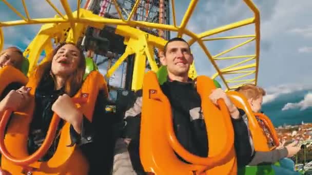 Mensen zitten op Skyfall toren attractie in een vrije val op Oktoberfest. Bavaria. — Stockvideo