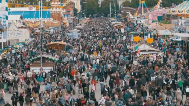 Blick von oben auf die Menschenmenge auf der zentralen Straße beim Oktoberfest. Bayern, Deutschland — Stockvideo