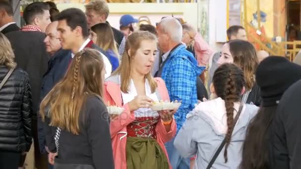 Femmes en costumes bavarois nationaux dans la rue du festival Oktoberfest. Bavière, mouvement lent — Video