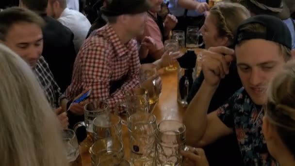 In einem großen Bierzelt wird Oktoberfest gefeiert. Bayern, Deutschland — Stockvideo