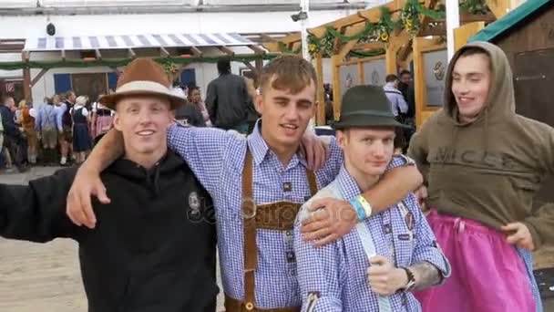 La gente en trajes nacionales bávaros se divierten en la calle de Oktoberfest. Baviera, cámara lenta — Vídeos de Stock