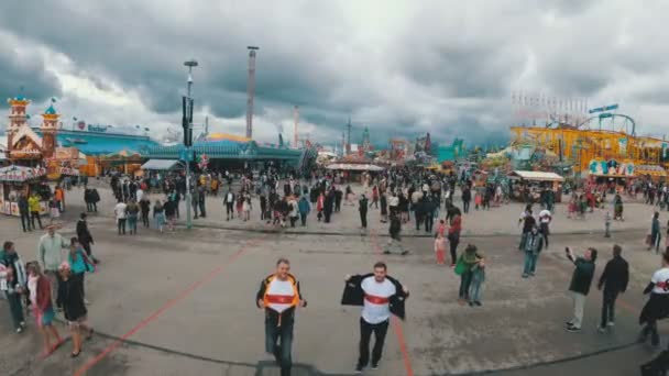 Pessoas caminhando ao longo da rua central do festival de cerveja Oktoberfest. Munique, Alemanha — Vídeo de Stock