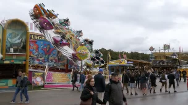 Atração na rua principal do festival Oktoberfest. Munique, Alemanha — Vídeo de Stock