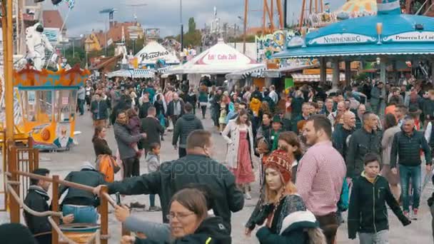 Tłum ludzi spacerujących wzdłuż centralnej ulicy odbywa się festiwal Oktoberfest. Bawaria, Niemcy — Wideo stockowe