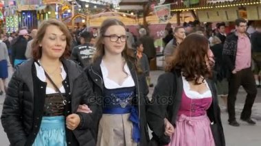 Oktoberfest Festival sokakta Ulusal Bavyera elbiseli kadın. Bavaria, ağır çekim