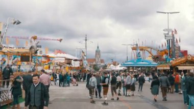 İnsan kalabalığı Oktoberfest festival merkezi cadde boyunca yürüyüş. Bavyera, Almanya