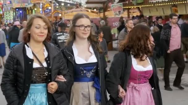 Mujeres en trajes nacionales bávaros en la calle del festival Oktoberfest. Baviera, cámara lenta — Vídeos de Stock