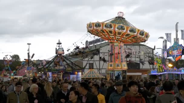 Atlıkarınca Oktoberfest bira Festivali merkezi sokak salıncak. Bavyera. Ağır çekim — Stok video